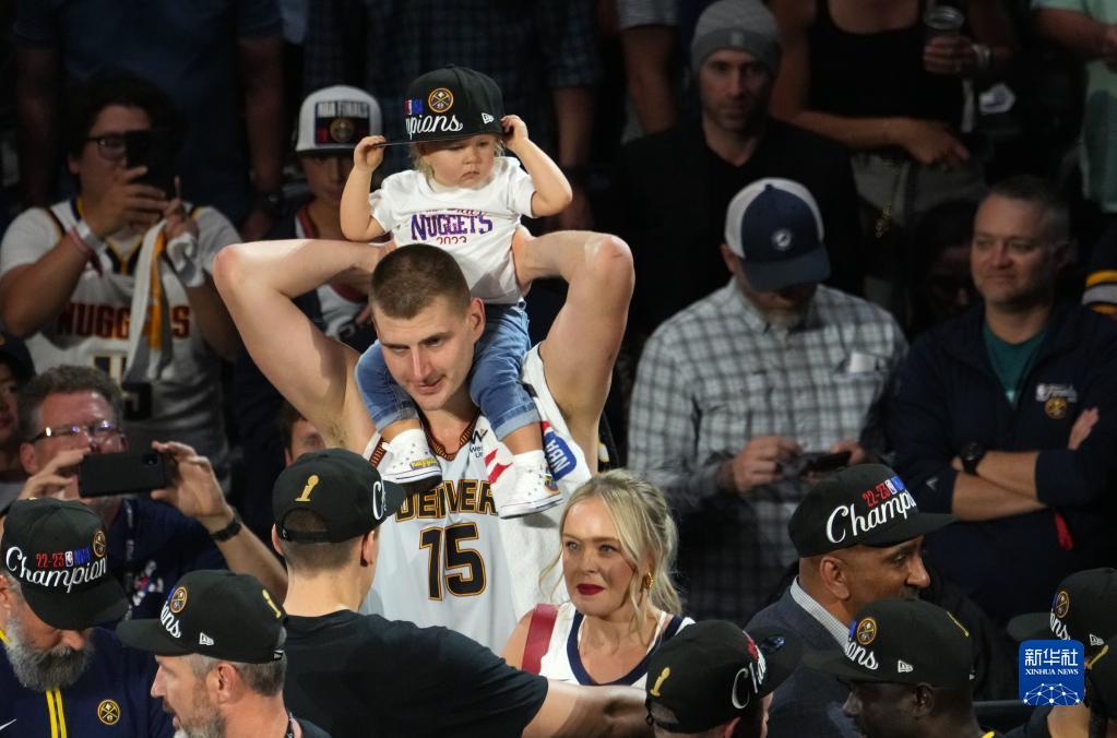  约基奇荣膺常规赛MVP称号  